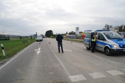 Muehlacker: Pkw-Fahrerin bei Zusammenstoss mit Autotransporter toedlich verunglueckt